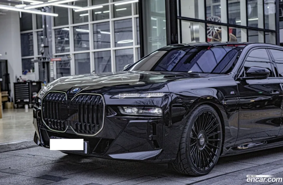 BMW 7 Series 750e xDrive M 2024 — thumbnail 4