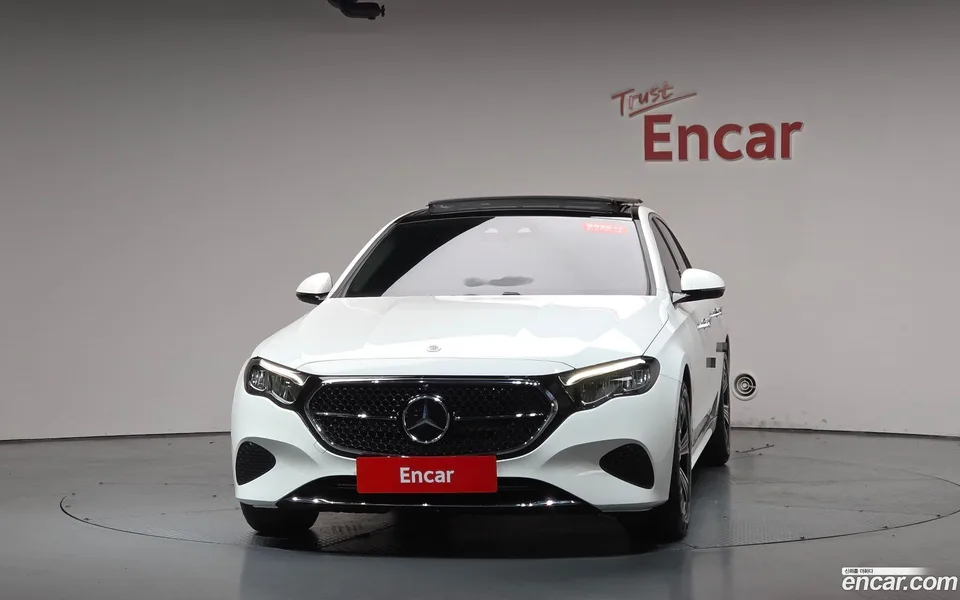 Mercedes-Benz E-Class E200 2024 — thumbnail 3