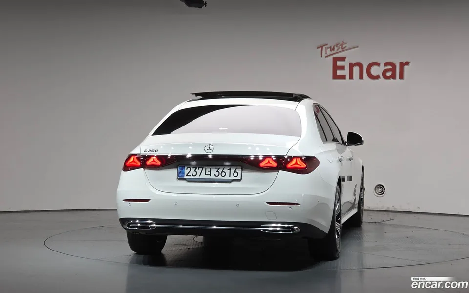 Mercedes-Benz E-Class E200 2024 — thumbnail 4