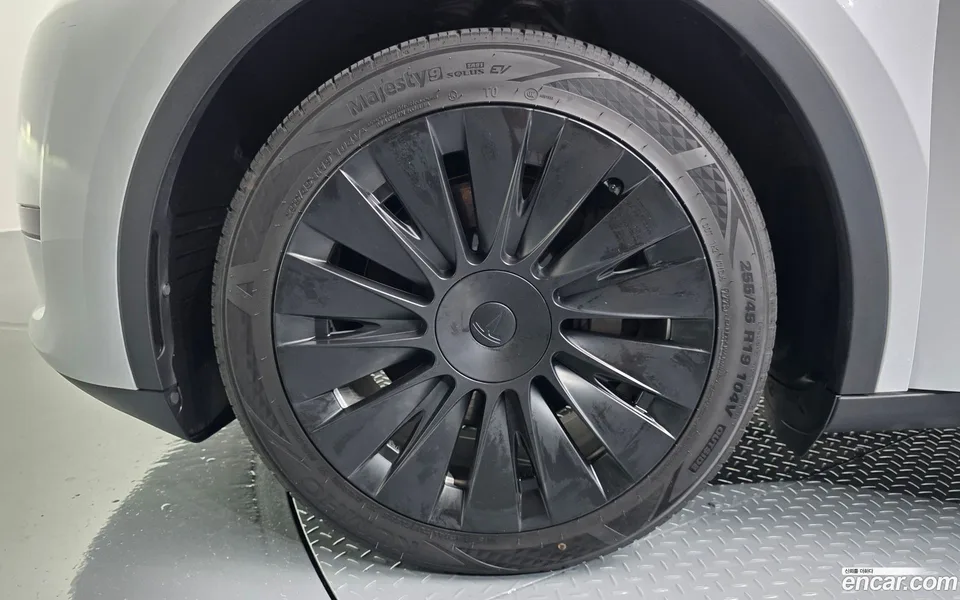 Tesla Model Y RWD 2023 — thumbnail 2