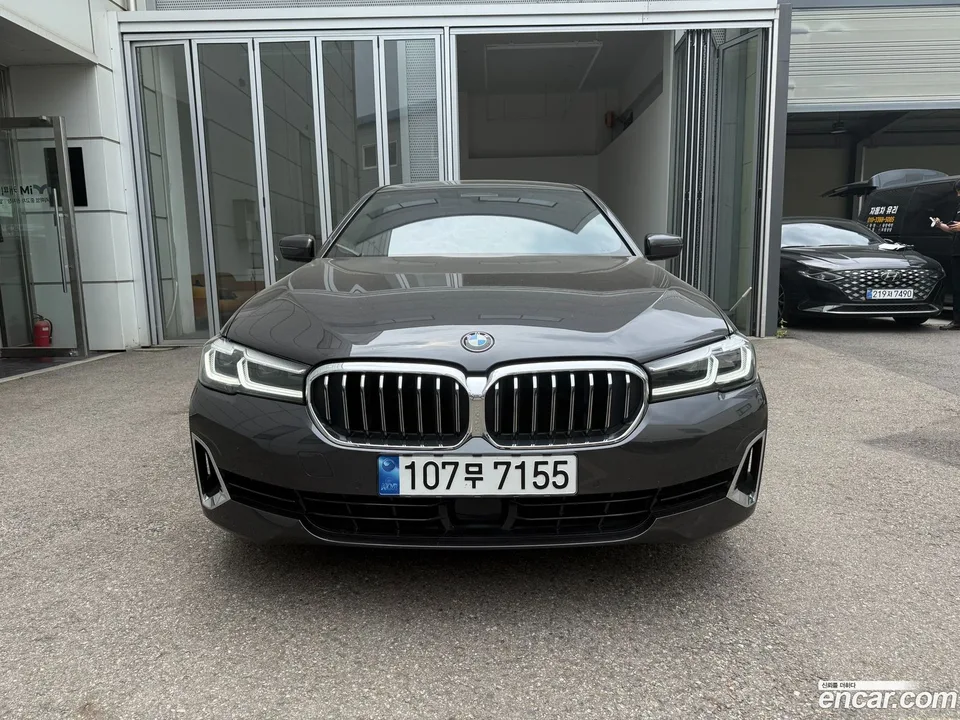 BMW 5 Series 530i xDrive 2022 — thumbnail 3