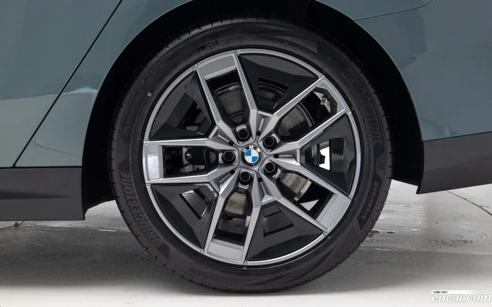 BMW 5 Series 530i xDrive 2025 — thumbnail 5
