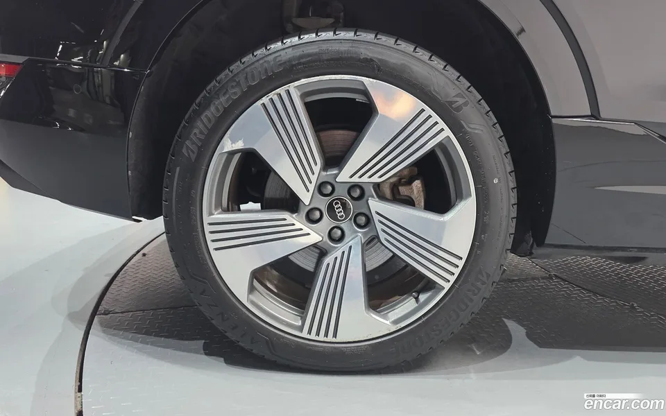 Audi e-tron 55 2023 — thumbnail 5
