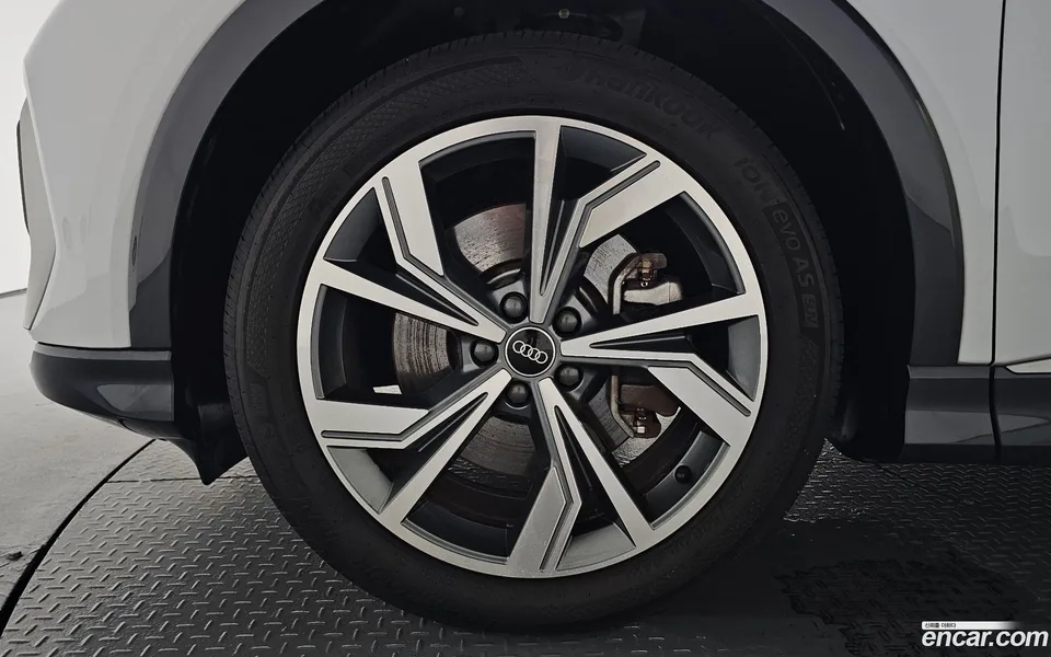 Audi Q4 e-tron 40 2022 — thumbnail 2