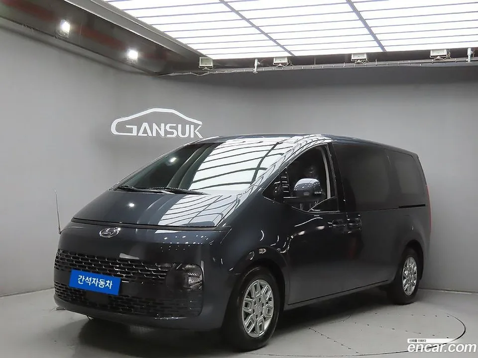 Hyundai Staria L3.5 3 2023 — photo 1, buy with delivery to Moscow