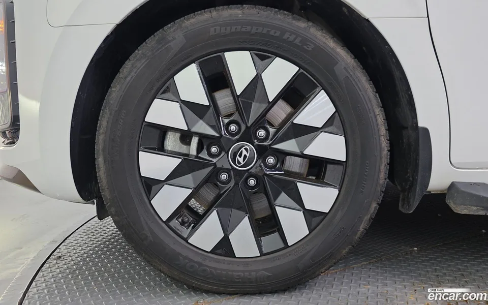 Hyundai Staria 4WD 7 2025 — thumbnail 2