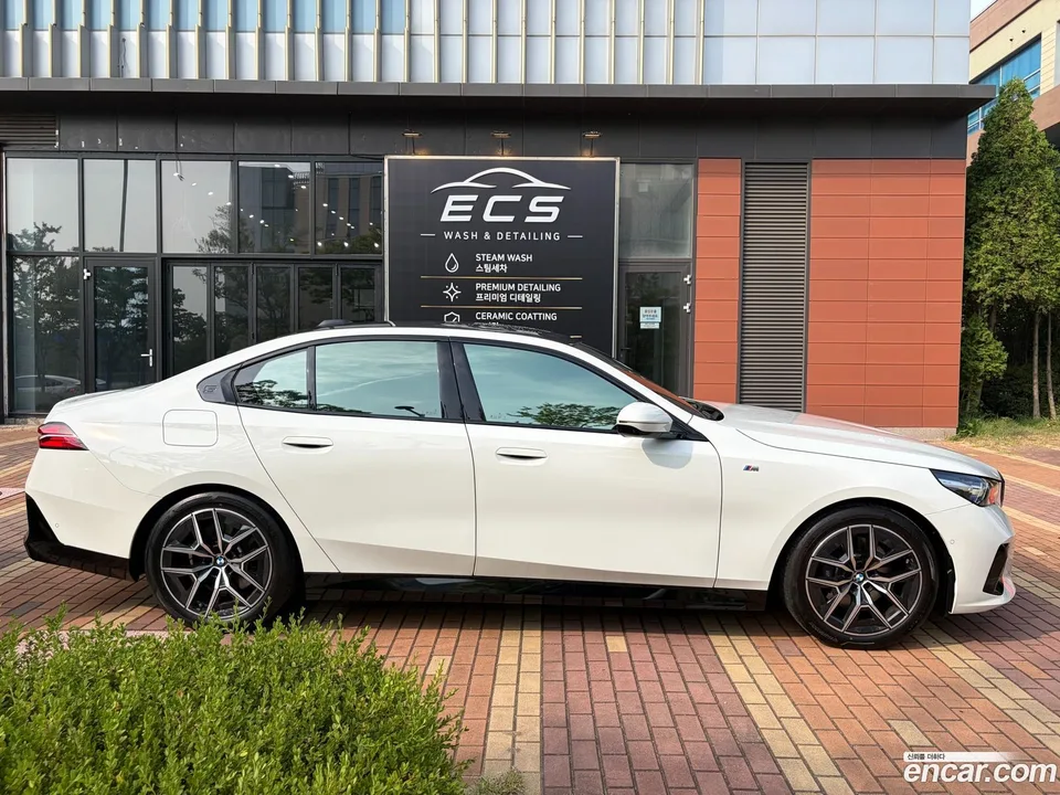 BMW 5 Series 520i M 2025 — thumbnail 2