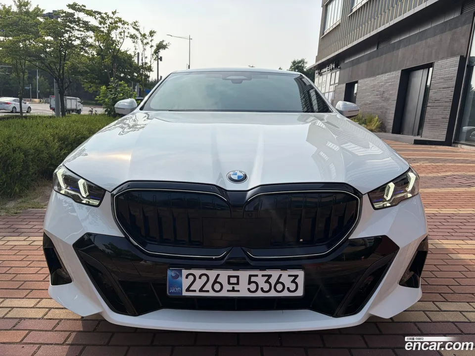 BMW 5 Series 520i M 2025 — thumbnail 3