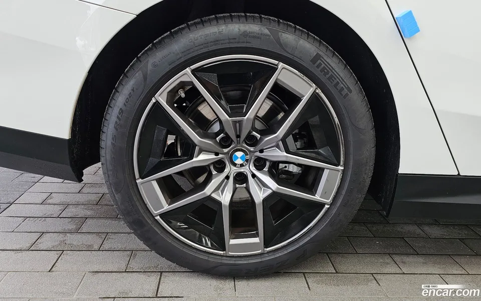 BMW 5 Series 520i 2025 — thumbnail 2