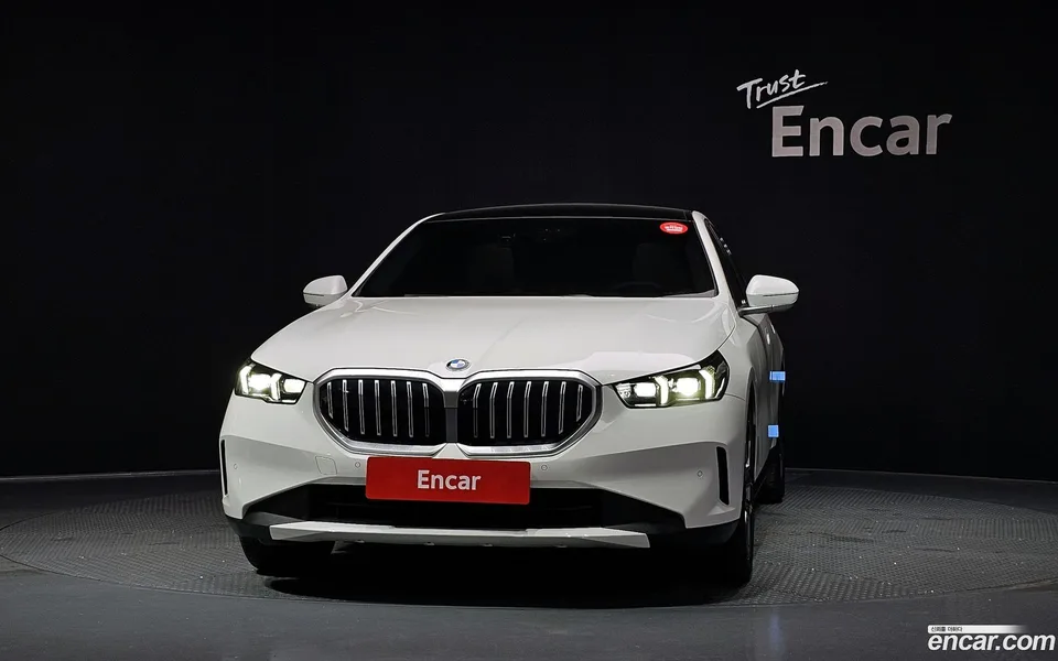 BMW 5 Series 520i 2025 — thumbnail 3