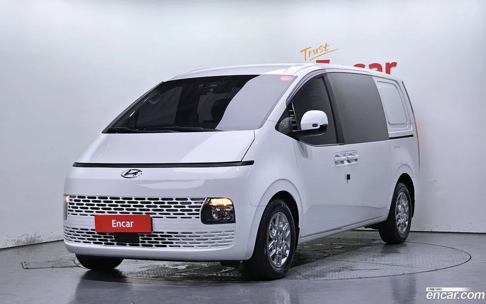 Hyundai Staria 5 2022 — фото 1, купить с доставкой в Москву