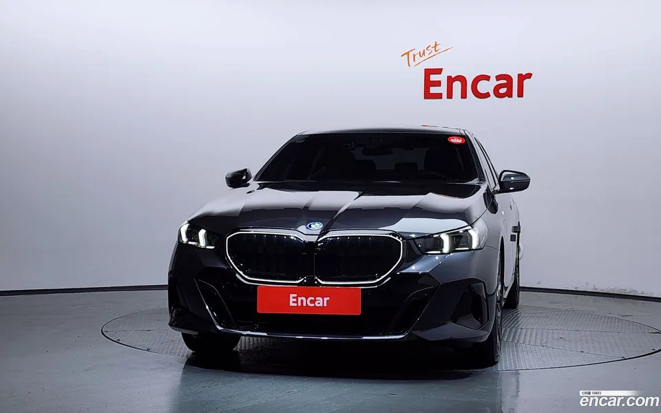 BMW 5 Series 550e xDrive M 2025 — thumbnail 3