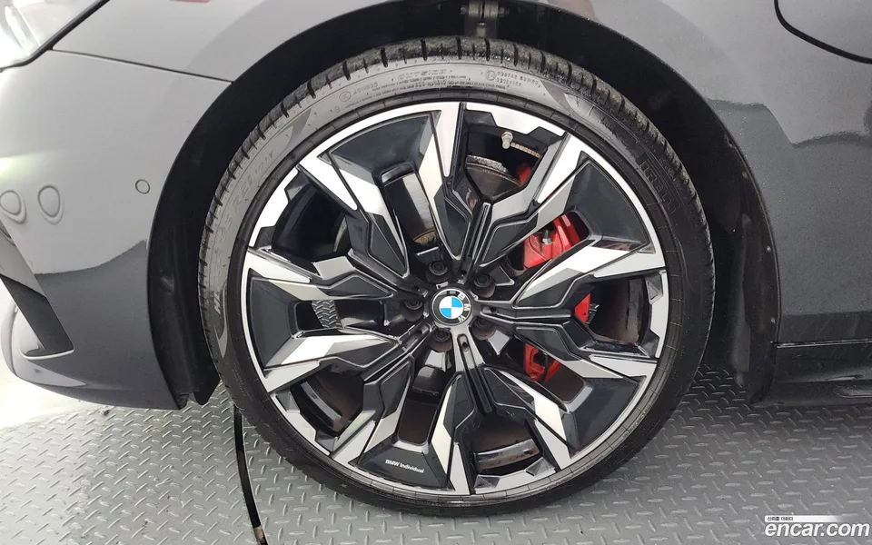 BMW 5 Series 550e xDrive M 2025 — thumbnail 5