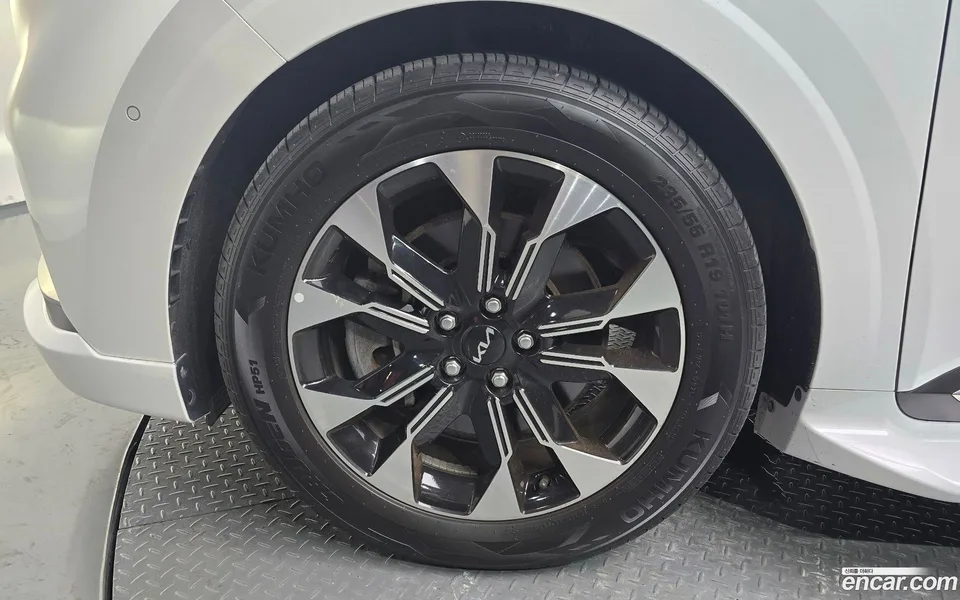 Kia Carnival 9 2023 — thumbnail 5