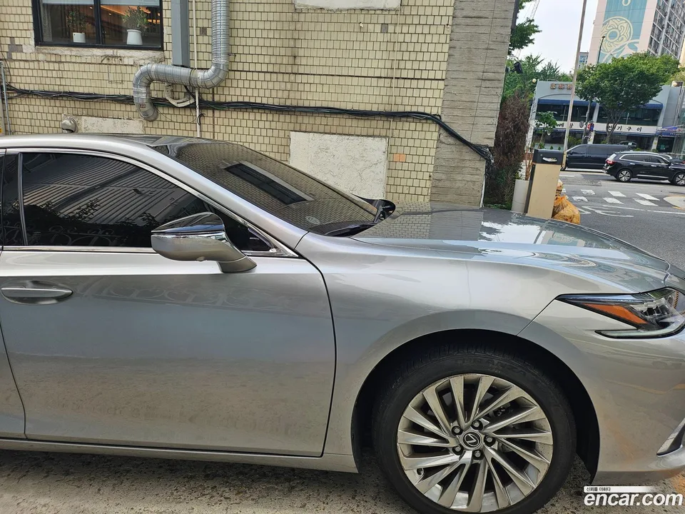 Lexus ES 300h 2022 — thumbnail 5