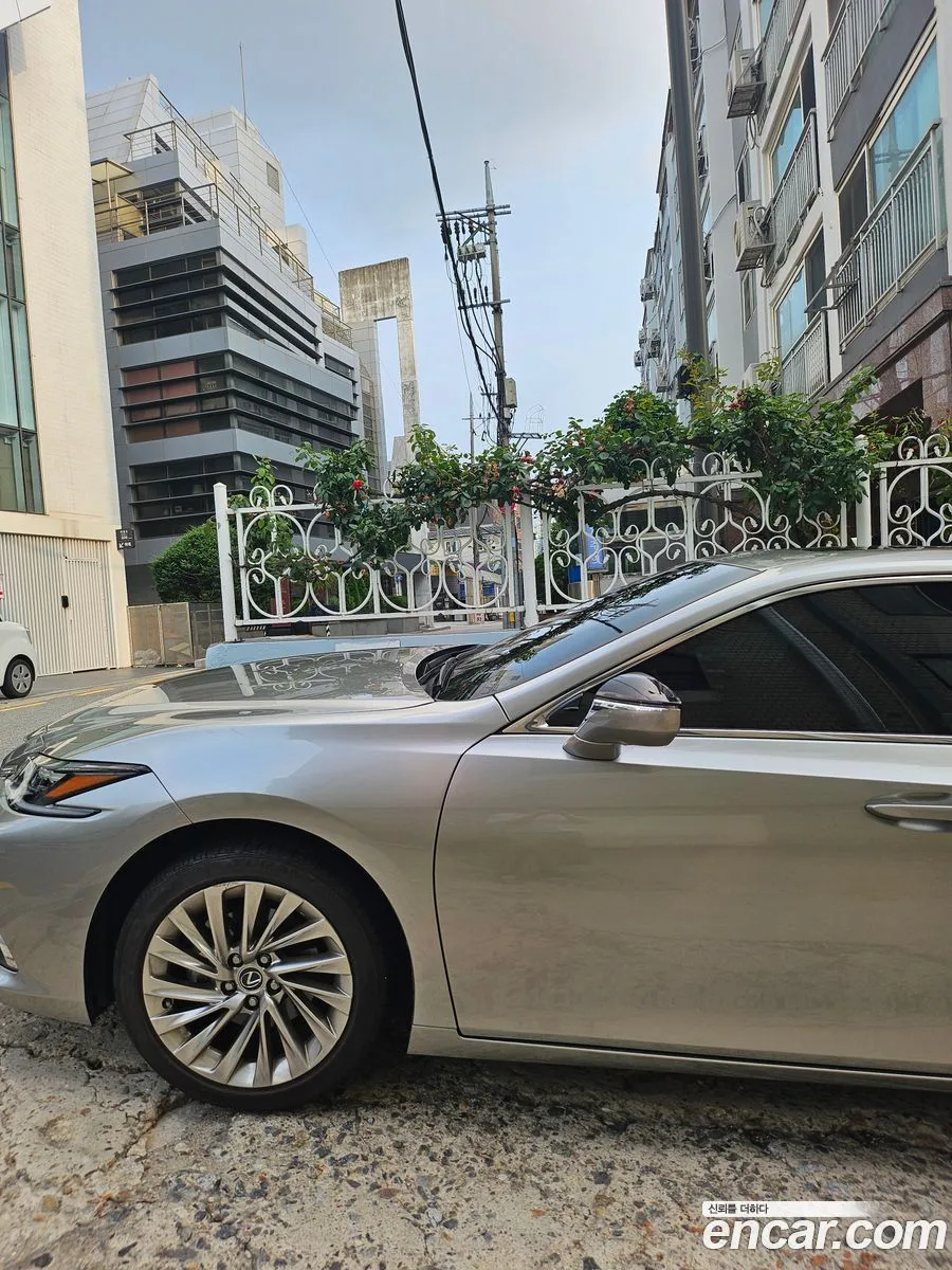 Lexus ES 300h 2022 — photo 1, buy with delivery to Moscow