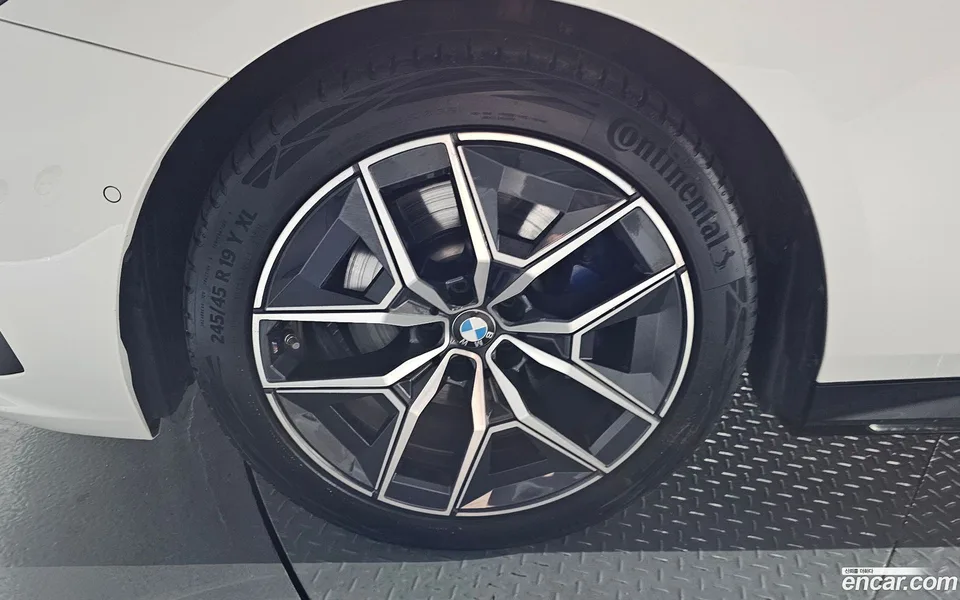 BMW 5 Series 520i M 2024 — thumbnail 2