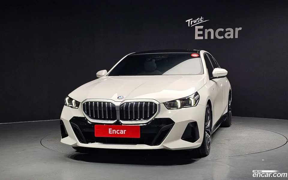 BMW 5 Series 520i M 2024 — thumbnail 3