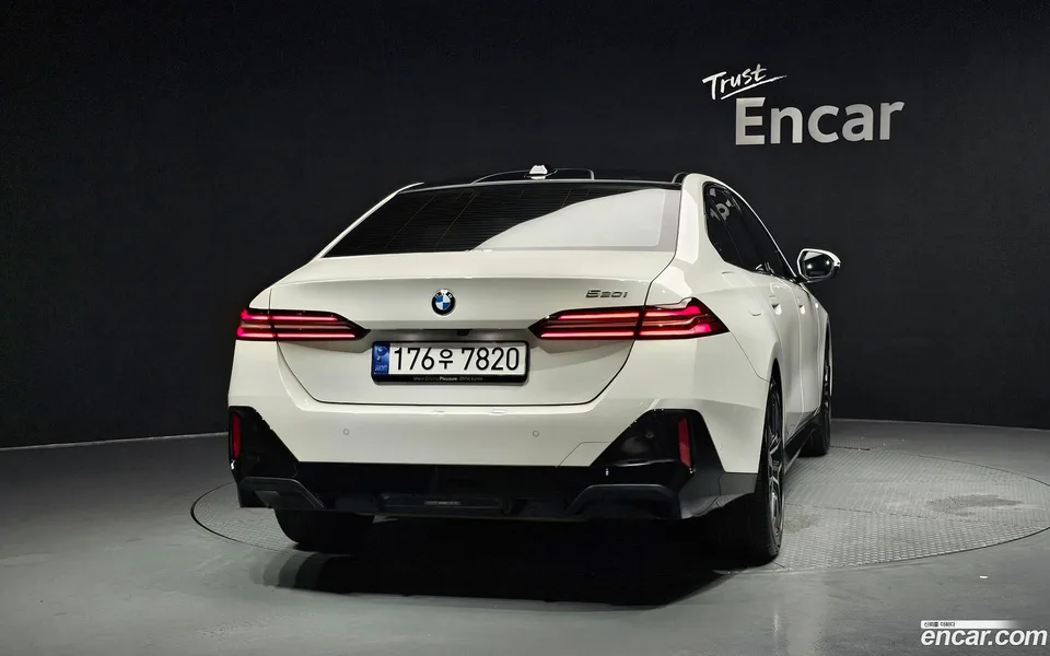 BMW 5 Series 520i M 2024 — thumbnail 4