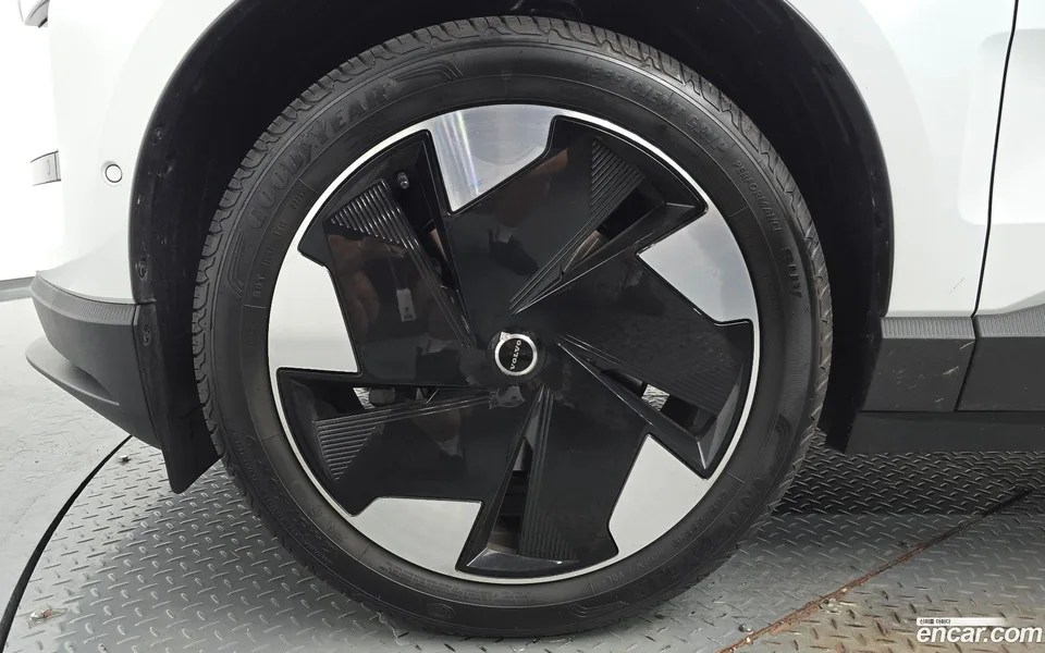 Volvo EX30 2025 — thumbnail 2