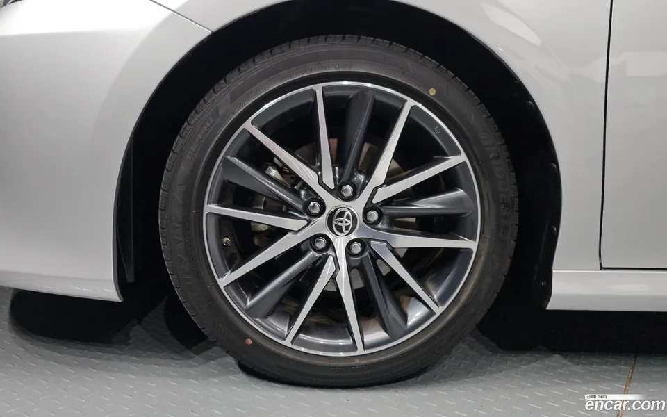 Toyota Camry 2.5 XLE 2024 — thumbnail 2