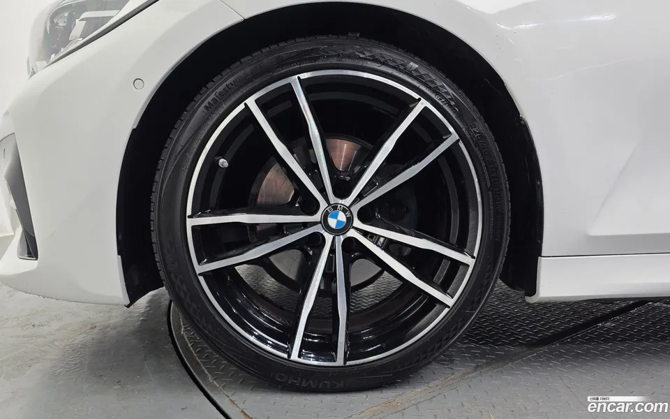 BMW 3 Series 320i M 2022 — thumbnail 2