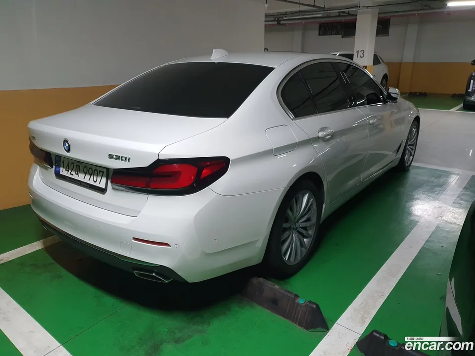 BMW 5 Series 530i xDrive 2023 — thumbnail 5