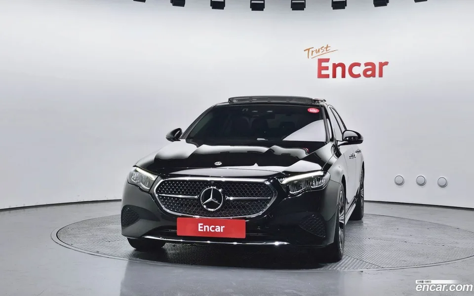 Mercedes-Benz E-Class E200 2024 — thumbnail 3