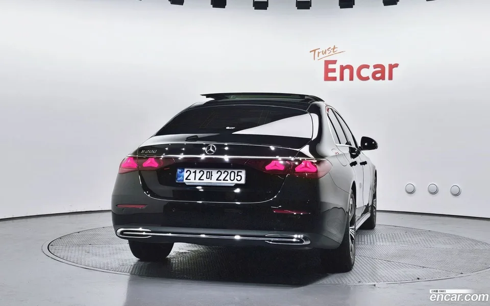 Mercedes-Benz E-Class E200 2024 — thumbnail 4