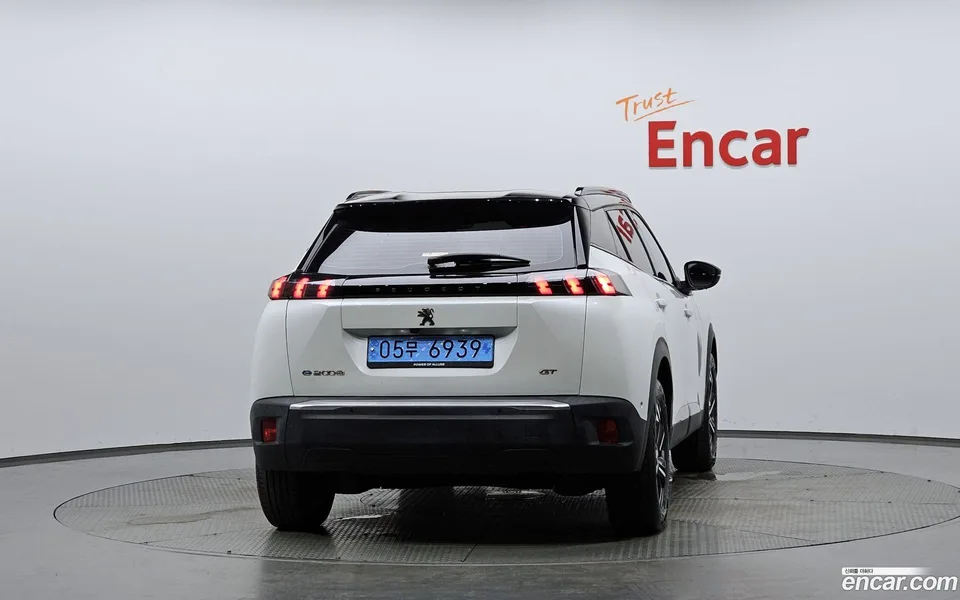 Peugeot e-2008 EV GT 2023 — thumbnail 4