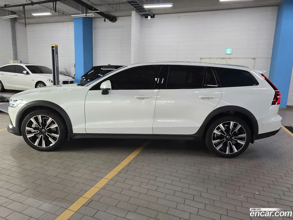 Volvo V60 Cross Country B5 AWD 2023 — thumbnail 2