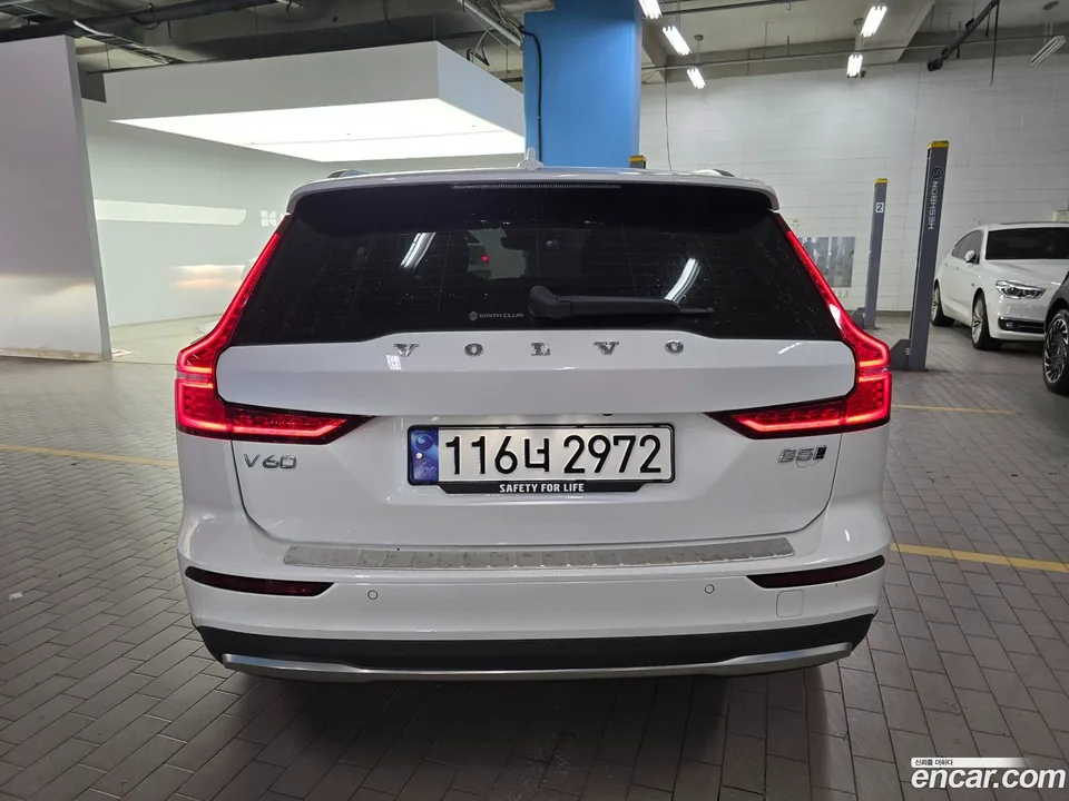 Volvo V60 Cross Country B5 AWD 2023 — thumbnail 3