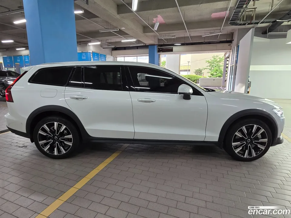Volvo V60 Cross Country B5 AWD 2023 — thumbnail 4
