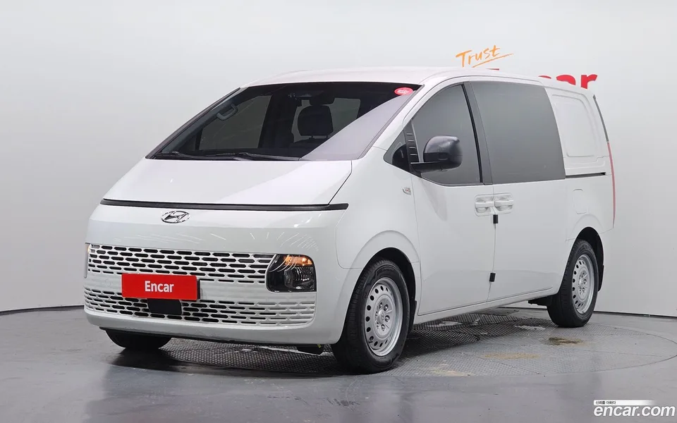Hyundai Staria 5 2023 — фото 1, купить с доставкой в Москву