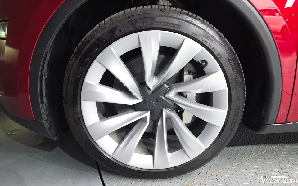 Tesla Model Y AWD 2025 — thumbnail 2