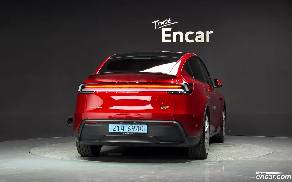 Tesla Model Y AWD 2025 — thumbnail 4