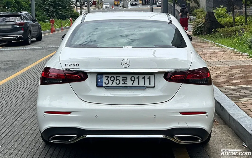 Mercedes-Benz E-Class E250 AMG Line 2023 — thumbnail 4