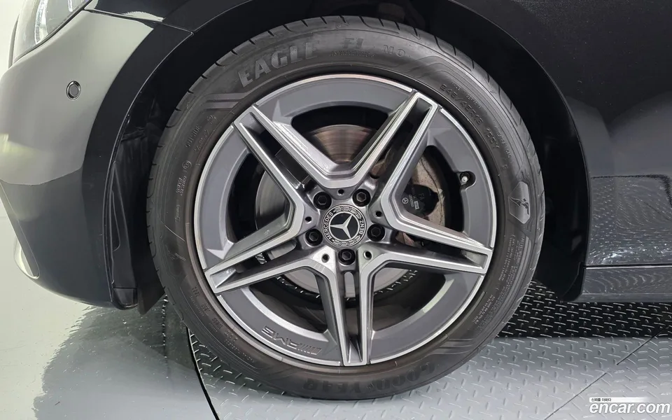 Mercedes-Benz E-Class E250 AMG Line 2023 — thumbnail 2