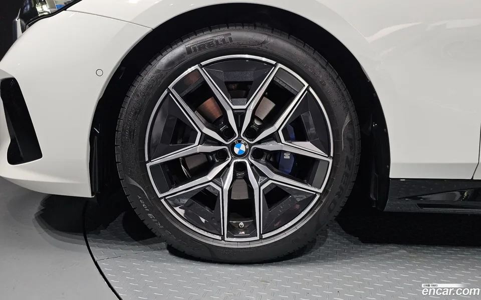 BMW 5 Series 523d M 2025 — thumbnail 2