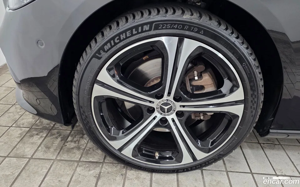 Mercedes-Benz C-Class C300 4MATIC 2023 — thumbnail 2