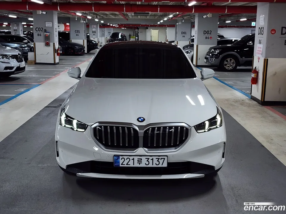 BMW 5 Series 520i 2025 — миниатюра 3