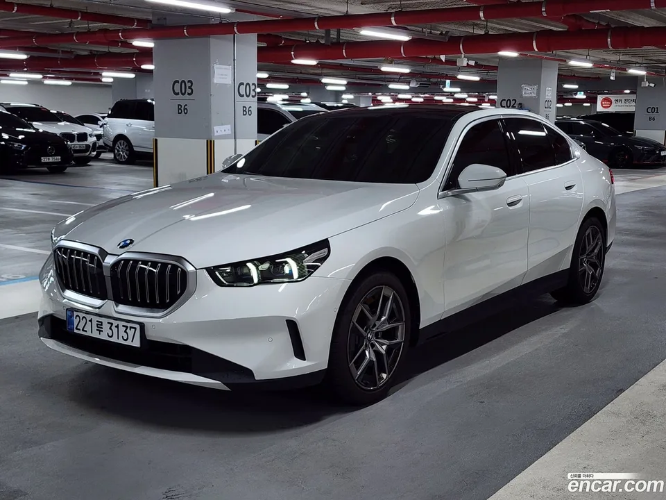 BMW 5 Series 520i 2025 — photo 1, buy with delivery to Moscow