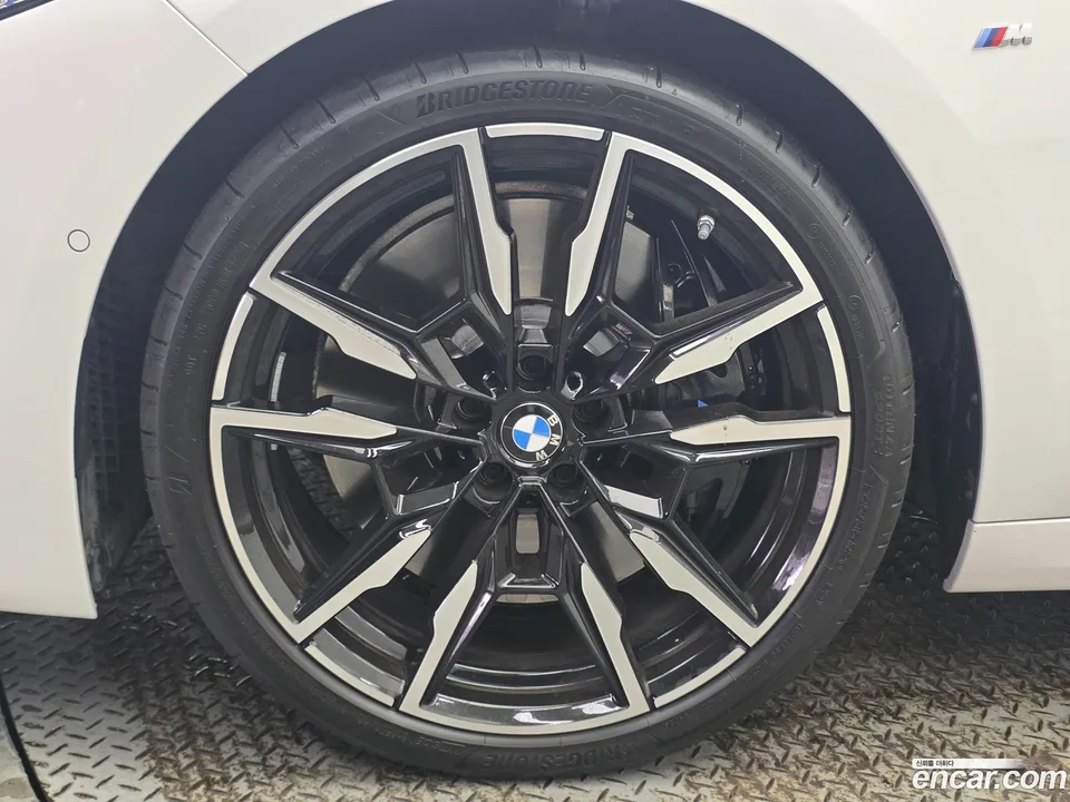 BMW 8 Series M850i xDrive 2025 — thumbnail 5