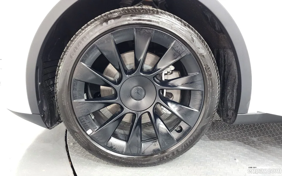 Tesla Model Y RWD 2024 — thumbnail 5