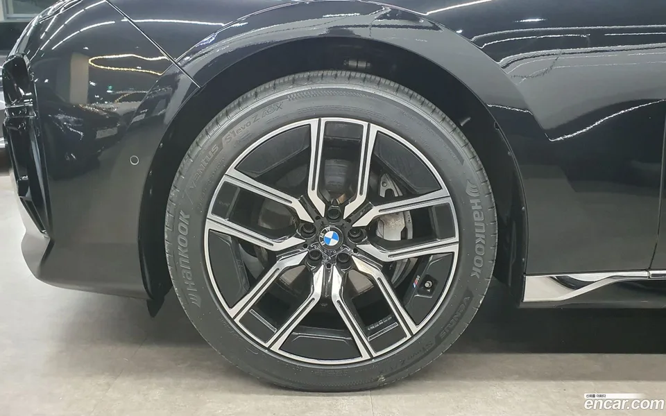 BMW 7 Series 740d xDrive M 2024 — thumbnail 2