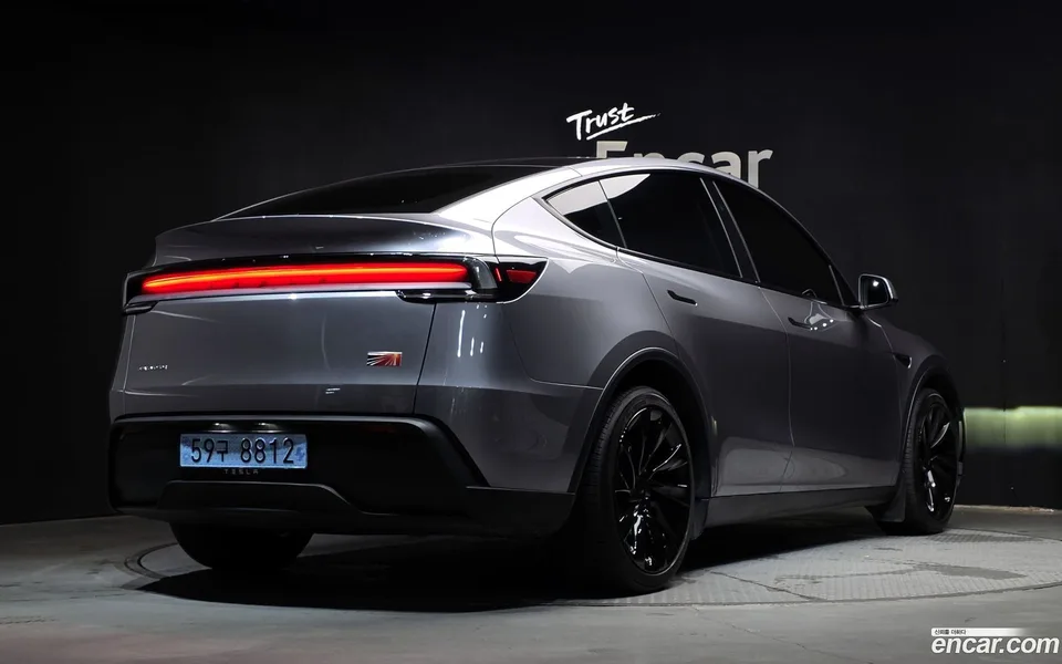 Tesla Model Y AWD 2025 — thumbnail 2