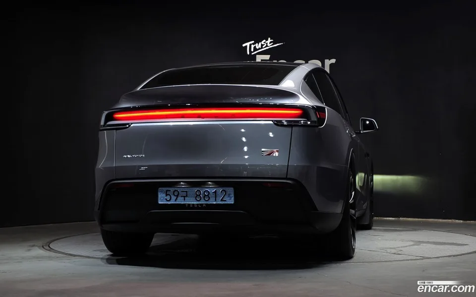 Tesla Model Y AWD 2025 — thumbnail 4