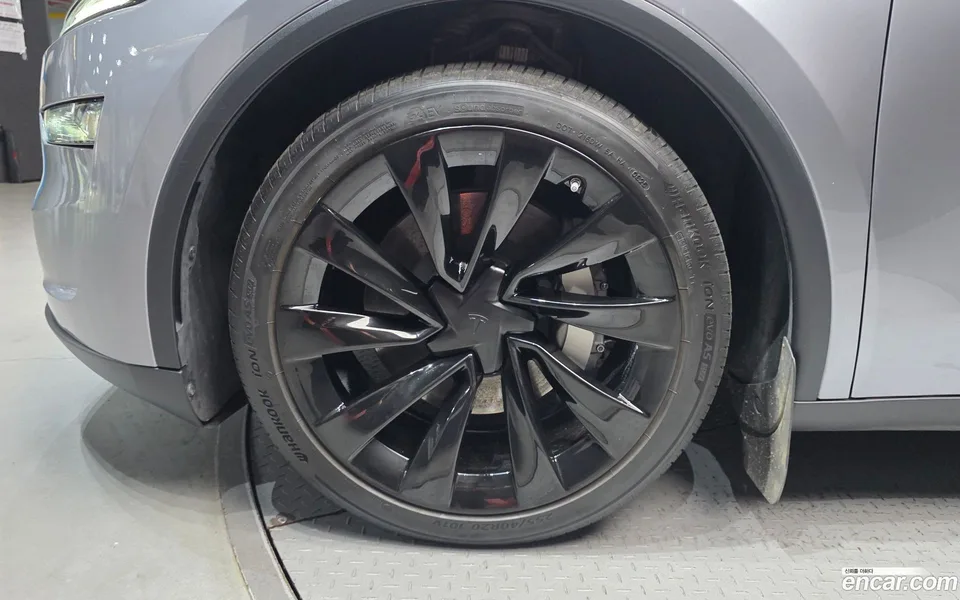 Tesla Model Y AWD 2025 — thumbnail 5