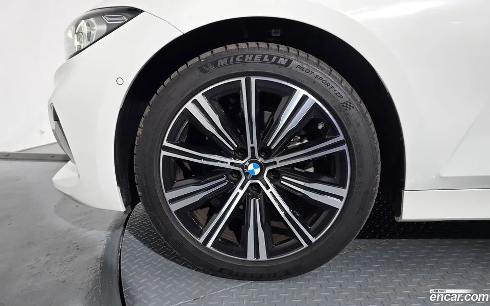 BMW 3 Series 320i 2025 — thumbnail 2