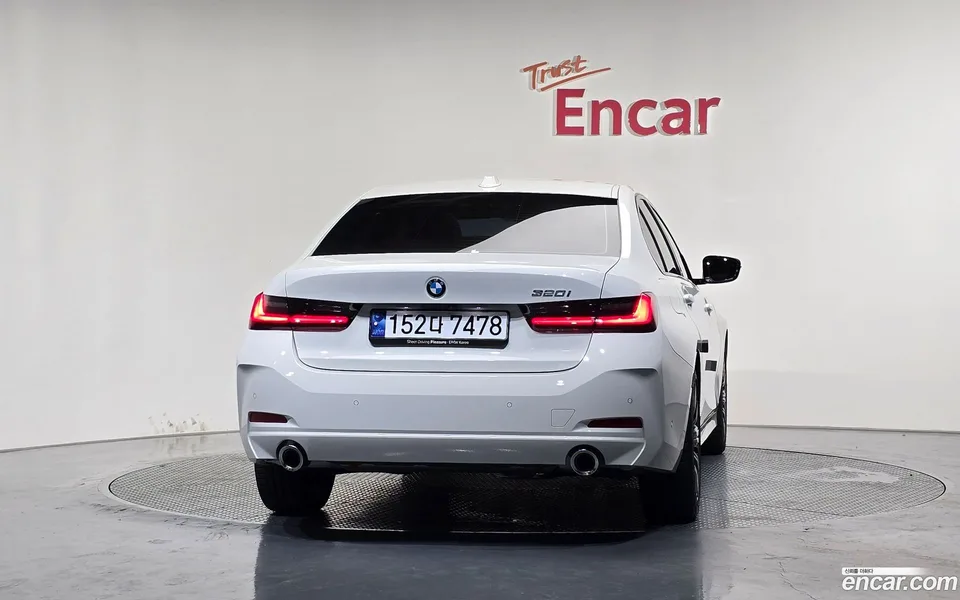 BMW 3 Series 320i 2025 — thumbnail 4